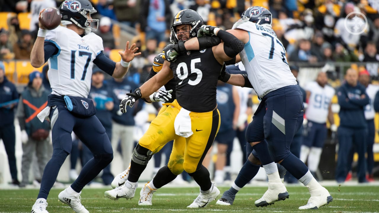 Pittsburgh Steelers defensive tackle Chris Wormley (95) stands on