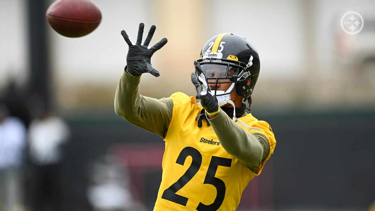 Pittsburgh Steelers cornerback Ahkello Witherspoon (25) plays