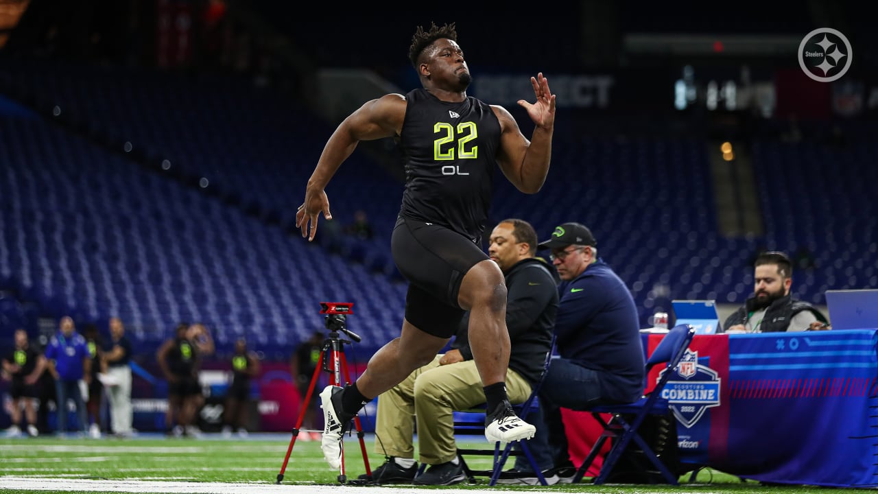 Kentucky offensive lineman Darian Kinnard runs the 40-yard dash during the  NFL football scouting combine, Friday, March 4, 2022, in Indianapolis. (AP  Photo/Darron Cummings Stock Photo - Alamy