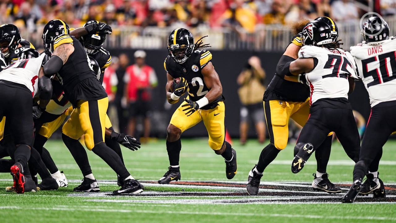 Jalen Elliott of the Pittsburgh Steelers lines up before a play