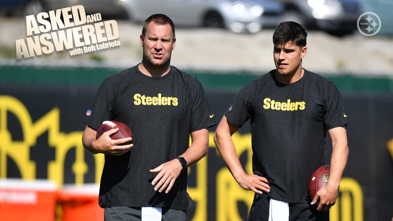 Pittsburgh Steelers quarterback Tommy Maddox walks off the field