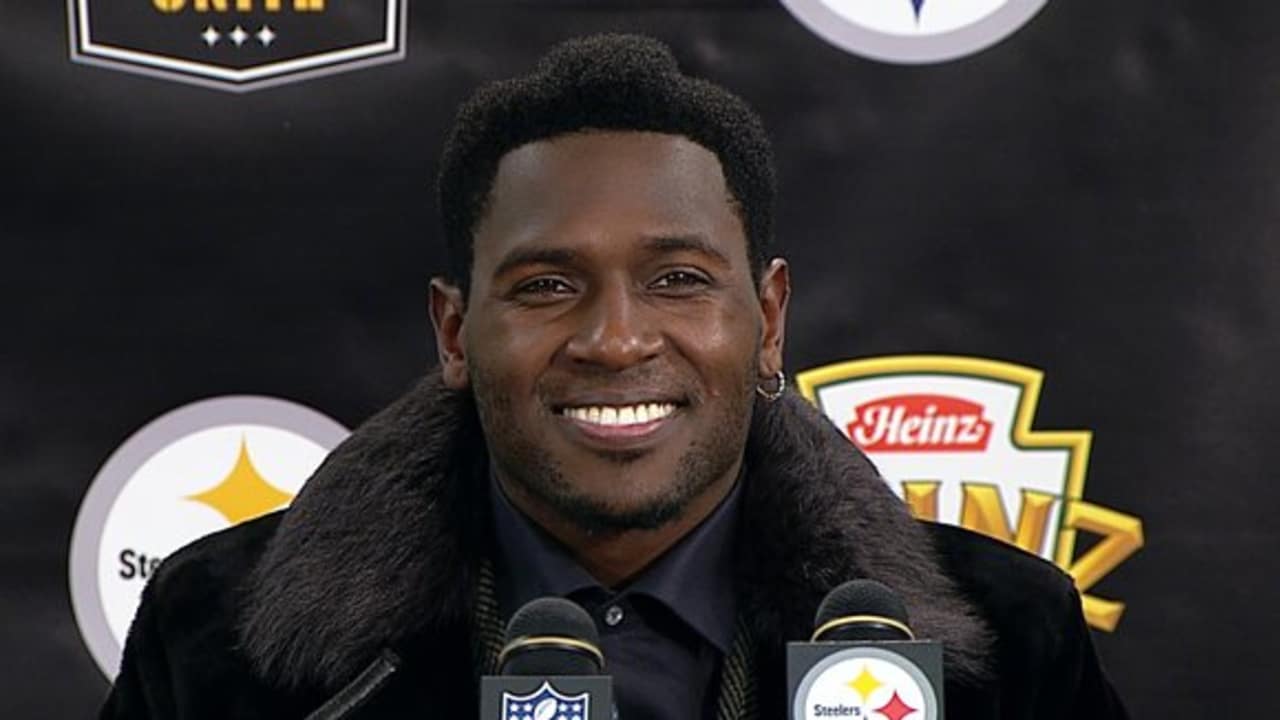 Pittsburgh Steelers Antonio Brown smiles from the bench while