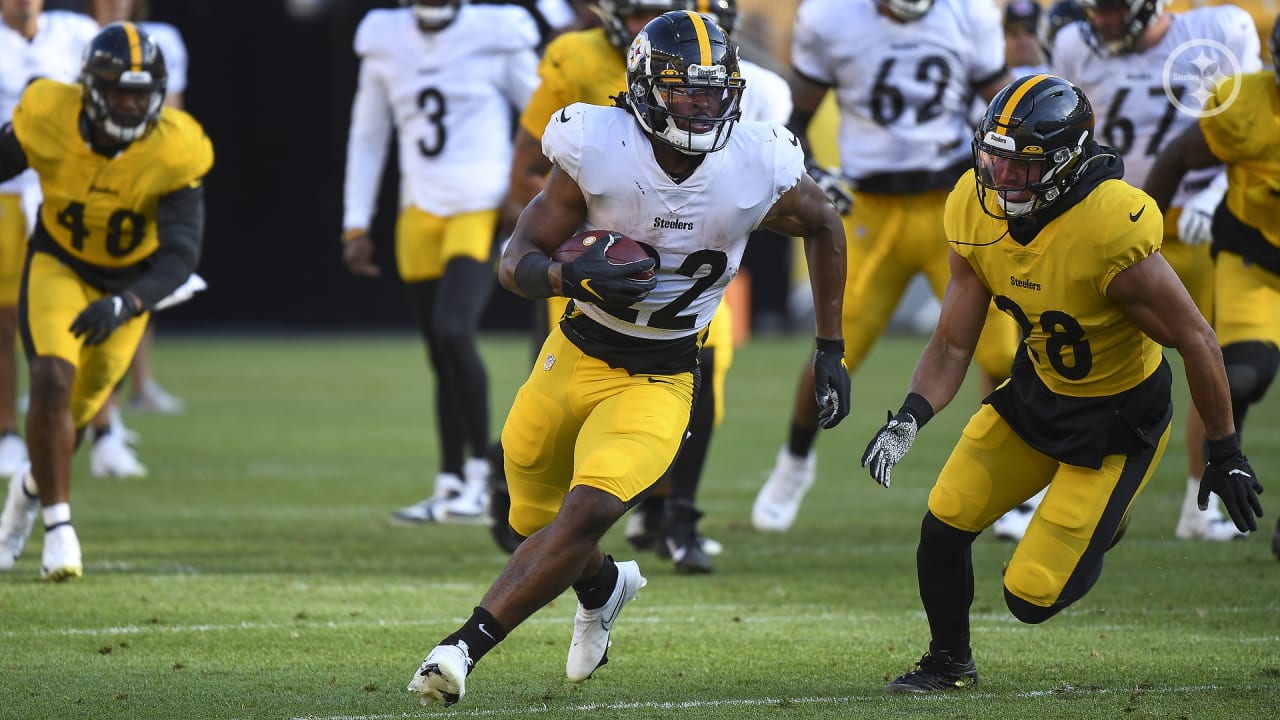 Pittsburgh Steelers running back Trey Edmunds (33) works during the team's  NFL mini-camp football practice in Pittsburgh, Tuesday, June 15, 2021. (AP  Photo/Gene J. Puskar Stock Photo - Alamy