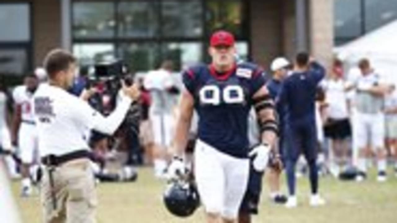 Vince Wilfork wears giant overalls to J.J. Watt's softball event (Video)