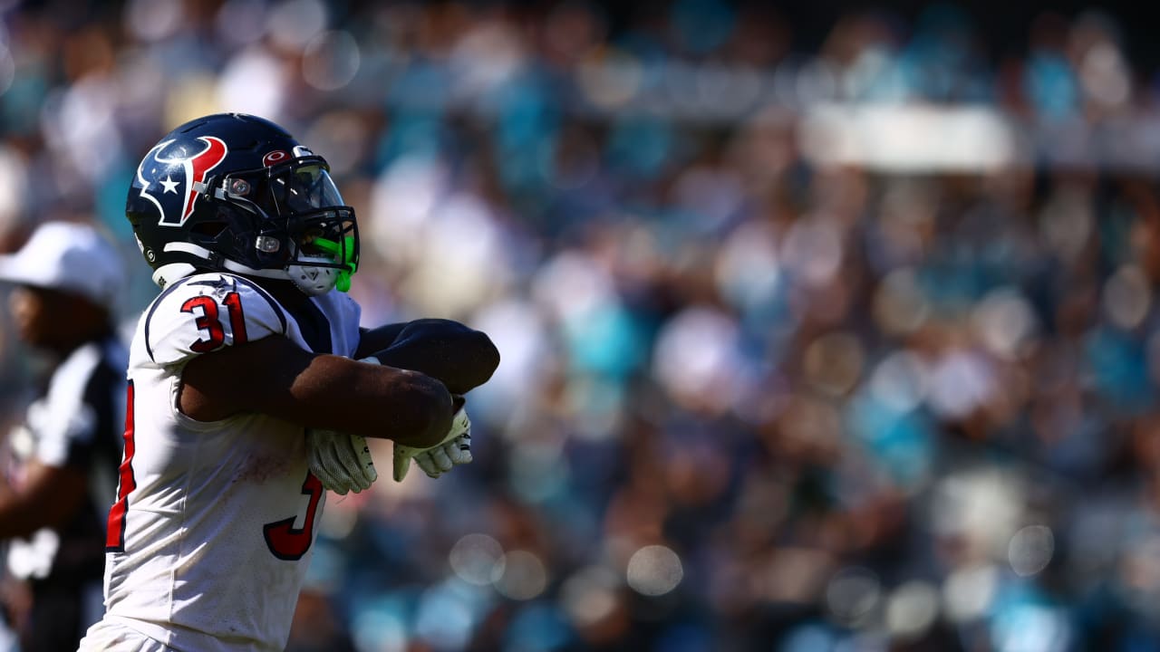 Houston, United States. 30th Oct, 2022. Houston Texans running back Dameon  Pierce (31) runs around the end in the first quarter of the NFL Football  Game between the Tennessee Titans and the