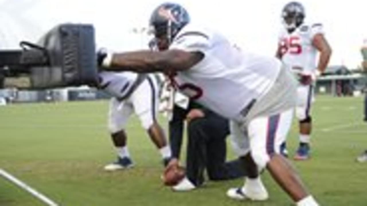 Jadeveon Clowney looks like a child wearing Vince Wilfork's jersey 