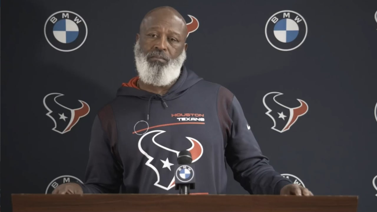 November 3, 2022: Houston Texans head coach Lovie Smith talks with