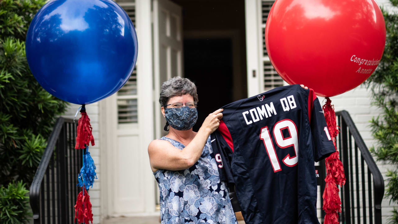 Texans DB Tremon Smith shares his experience visiting Houston Methodist  cancer patients with his teammate LB Garret Wallow