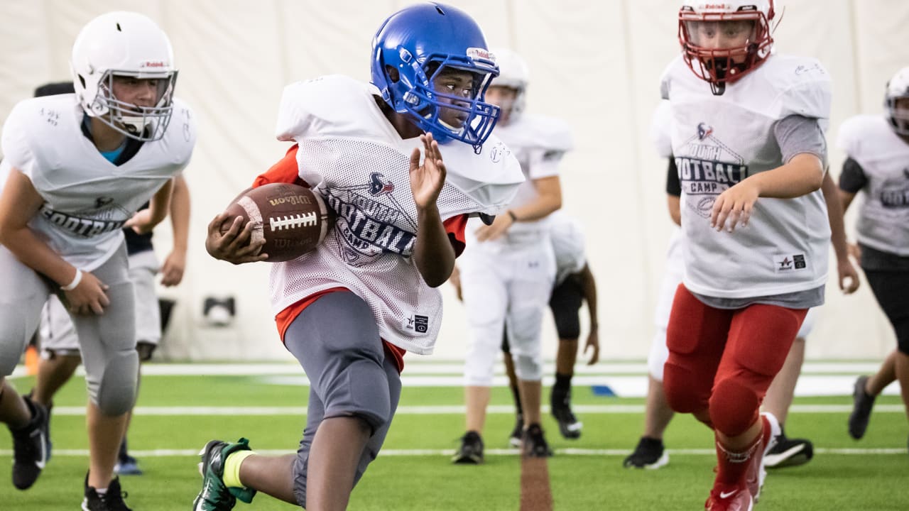 Former Detroit Lions player hosts youth football, STEAM camp at