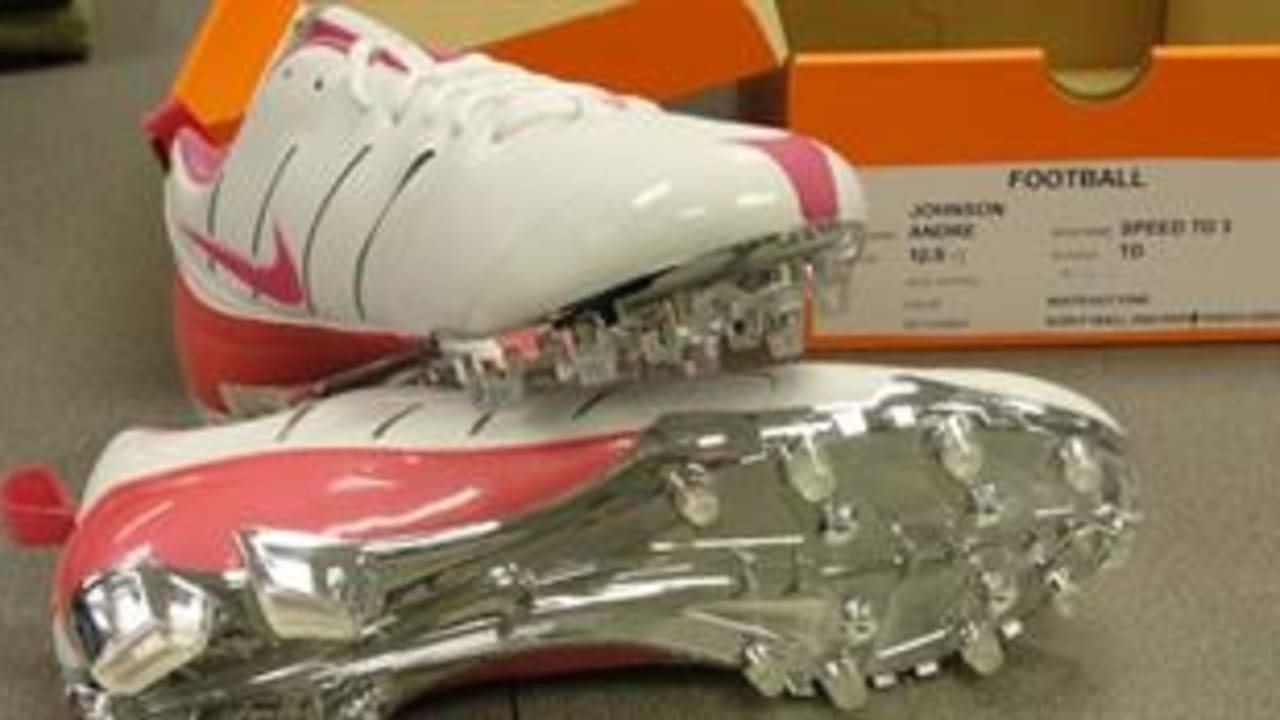 Dallas Cowboys Wear Pink Cleats for Breast Cancer Awareness Month –  Footwear News