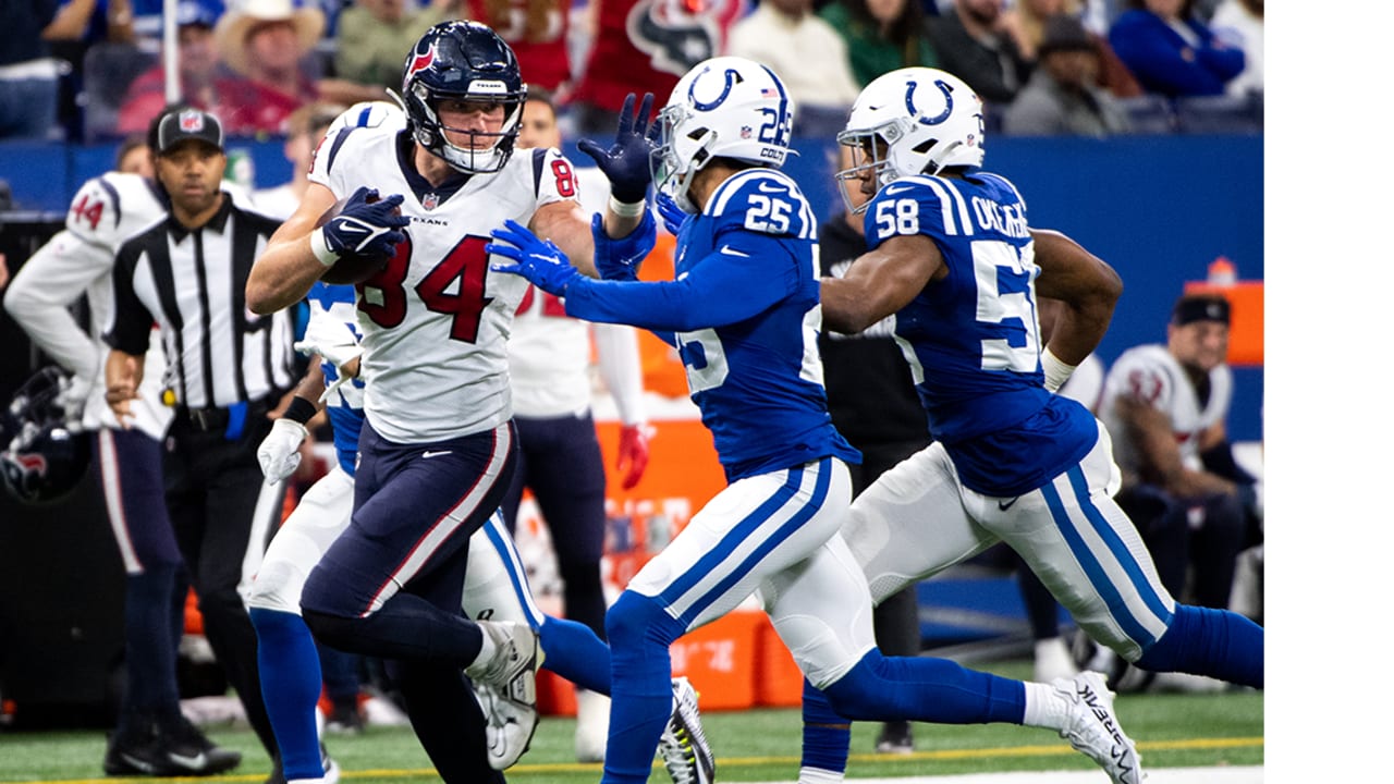 Houston, Texas, USA. 04th Dec, 2022. Houston Texans TEAGAN QUITORIANO (84)  reaches out for a reception in the first quarter during the game between  the Cleveland Browns and the Houston Texans in