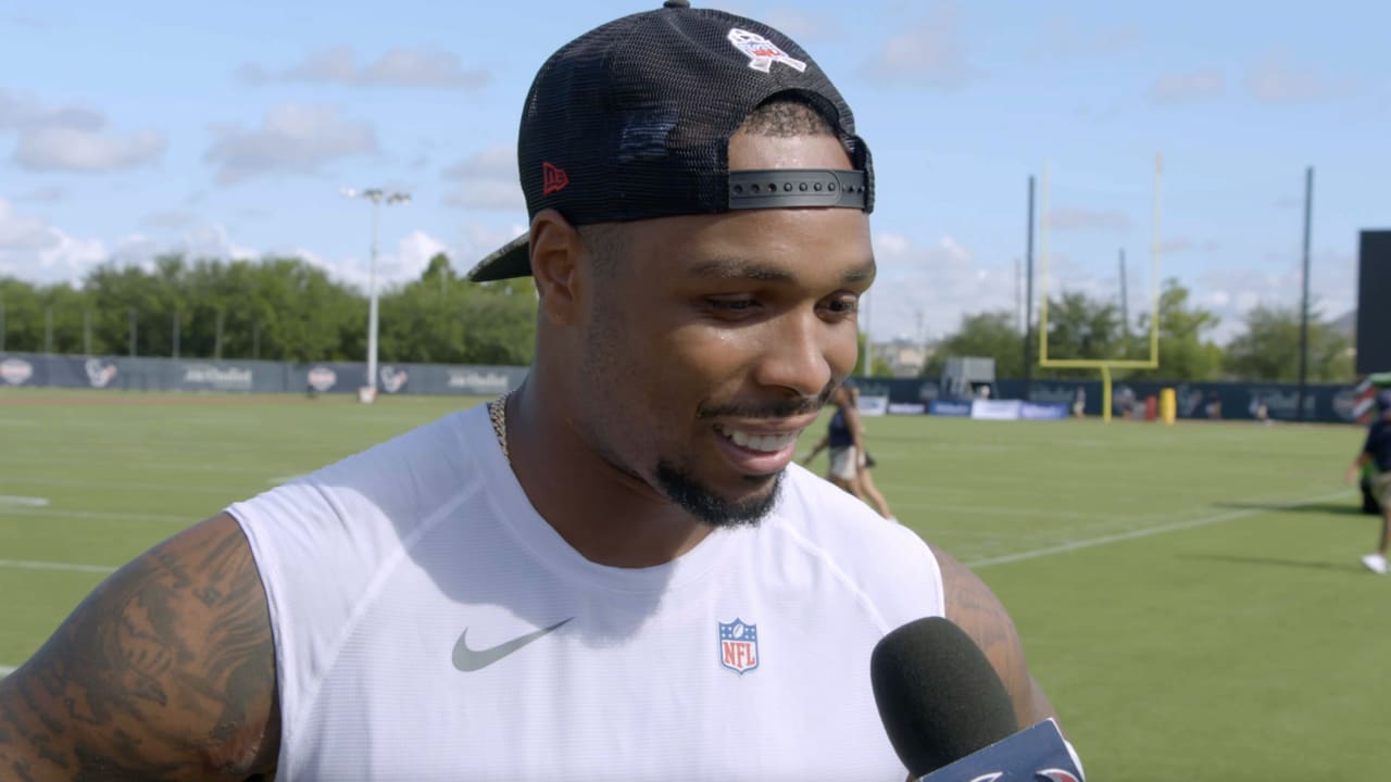 Houston Texans outside linebacker Christian Kirksey warms up