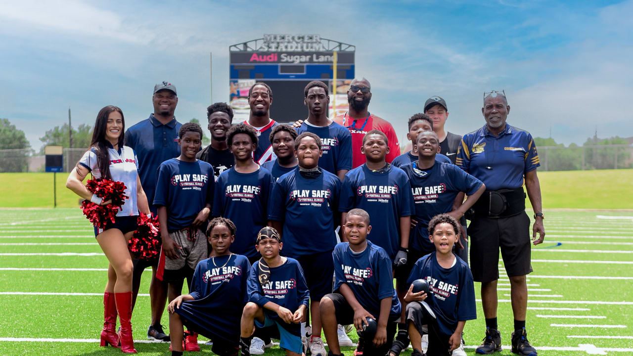 The Houston Texans huddle up during the NFL football team's training camp  at Houston Methodist Training Center, on Wednesday, July 26, 2023, in  Houston. (AP Photo/Maria Lysaker Stock Photo - Alamy