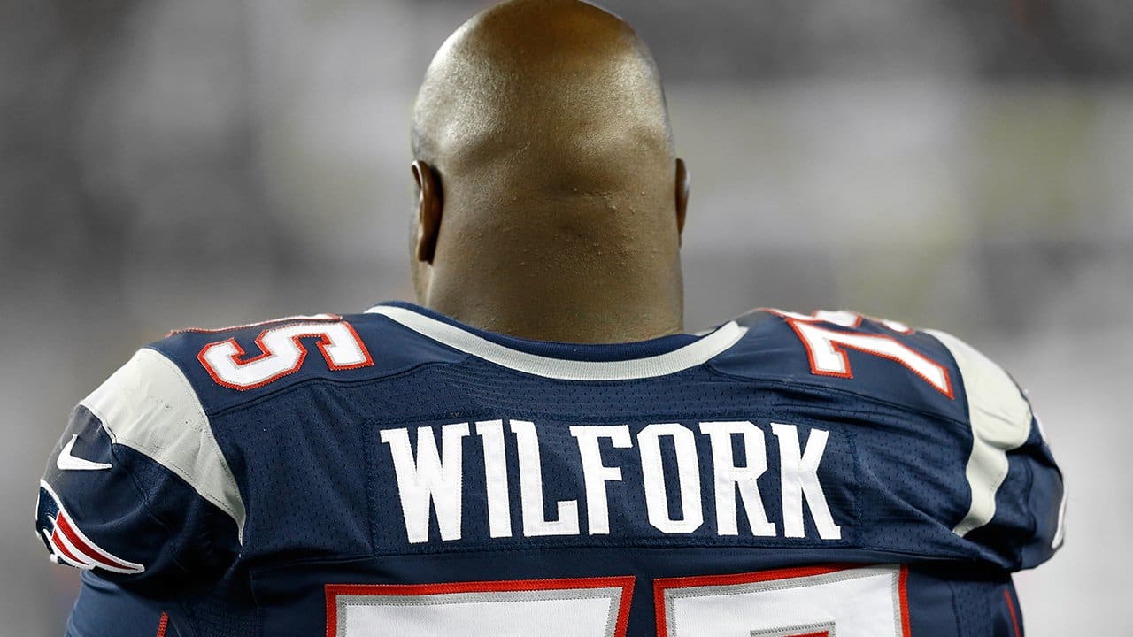 Jadeveon Clowney looks like a child wearing Vince Wilfork's jersey 