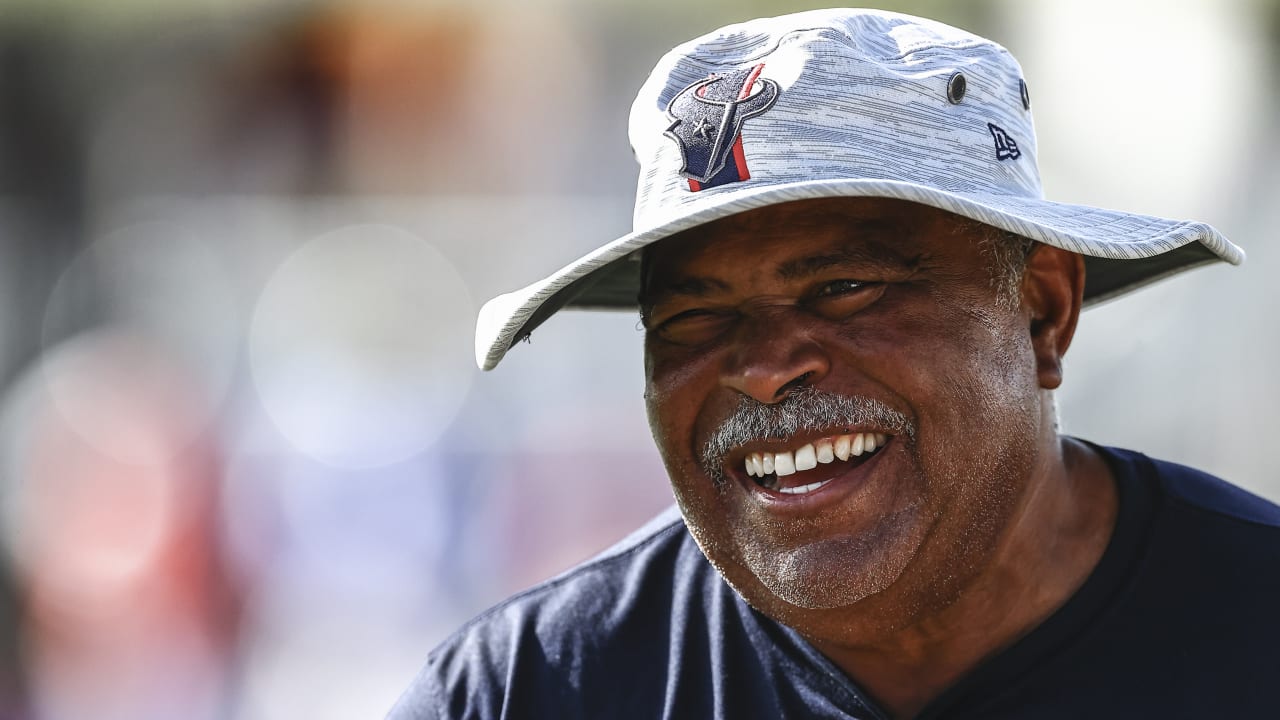 Former Texans defensive coordinator Romeo Crennel retires