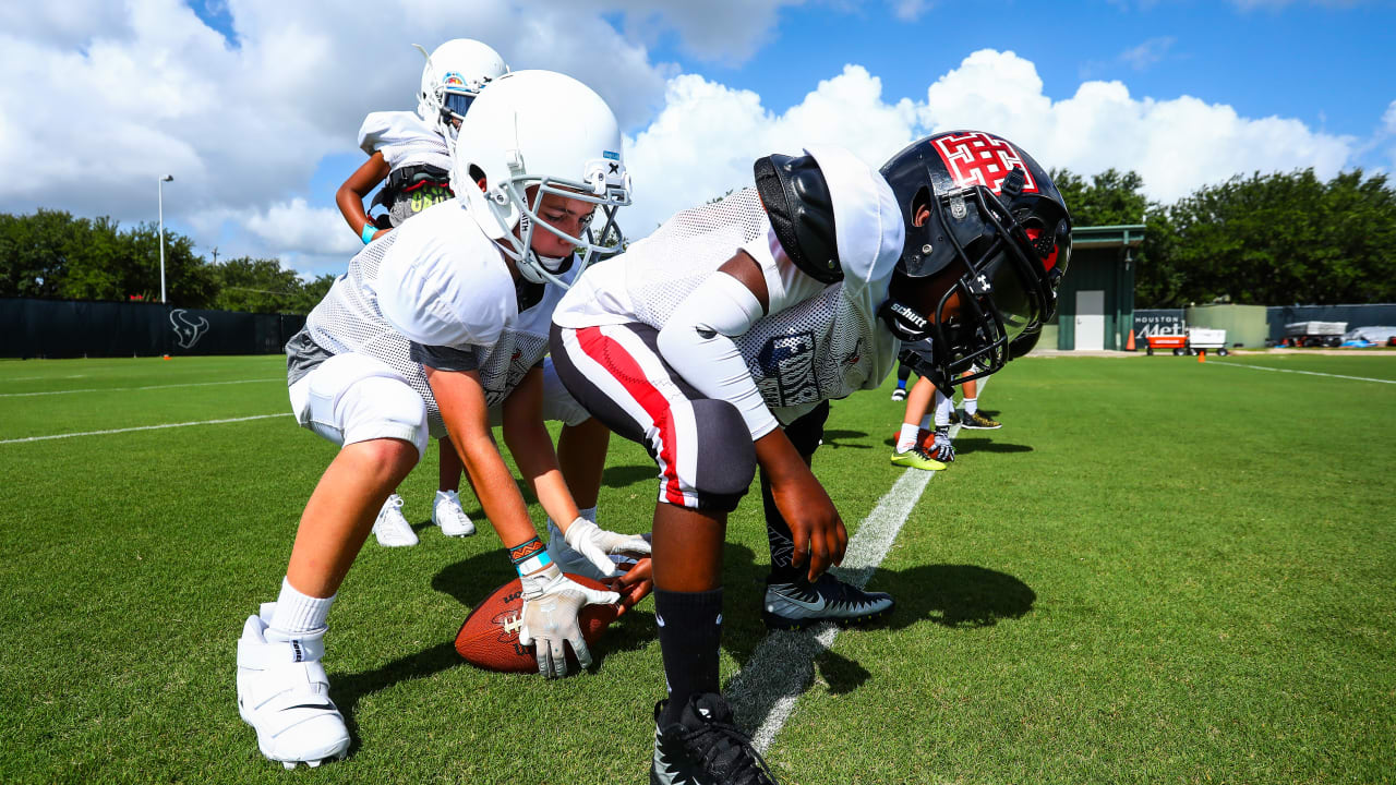 The Houston Texans huddle up during the NFL football team's training camp  at Houston Methodist Training Center, on Wednesday, July 26, 2023, in  Houston. (AP Photo/Maria Lysaker Stock Photo - Alamy