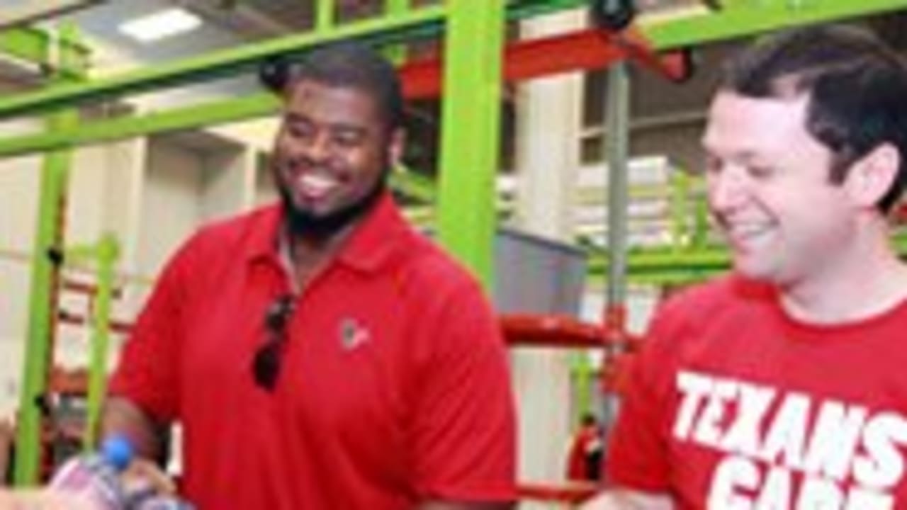 Texans DB Tremon Smith shares his experience visiting Houston Methodist  cancer patients with his teammate LB Garret Wallow