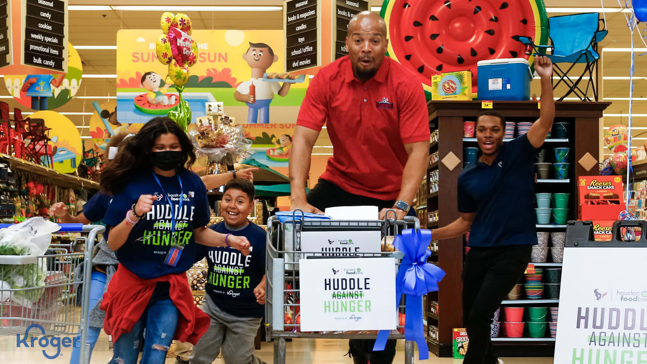 Raiders, Smith's take Las Vegas families on 'Holiday Huddle' shopping spree