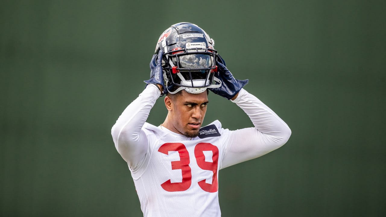 Linebacker To'To'o Henry warms up during the Houston Texans Rookie