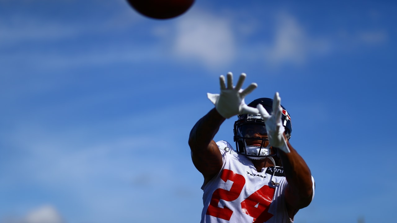 Linebacker To'To'o Henry warms up during the Houston Texans Rookie