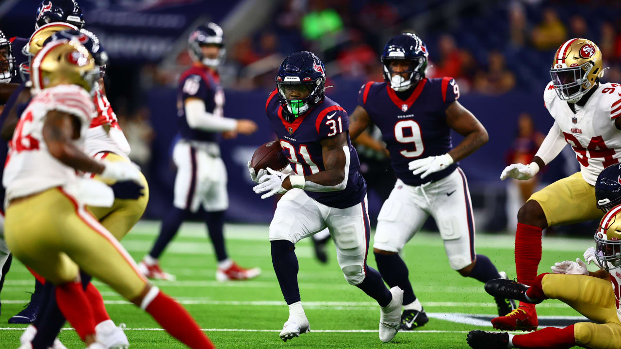 Houston, United States. 30th Oct, 2022. Houston Texans running back Dameon  Pierce (31) runs around the end in the first quarter of the NFL Football  Game between the Tennessee Titans and the