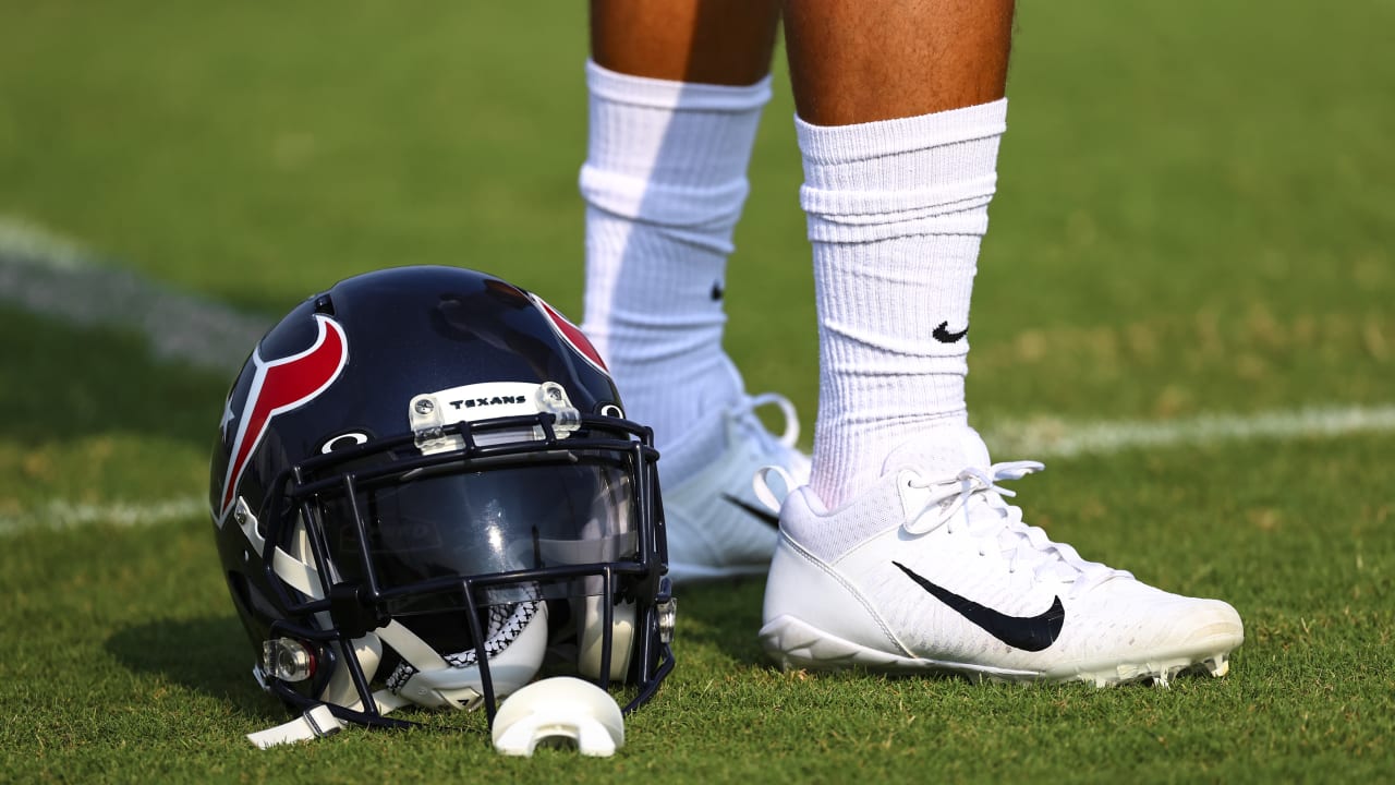 Houston, Texas, USA. 4th Dec, 2022. Houston Texans cornerback Tremon Smith  (1) carries the ball on a return during an NFL game between the Houston  Texans and the Cleveland Browns on Dec.