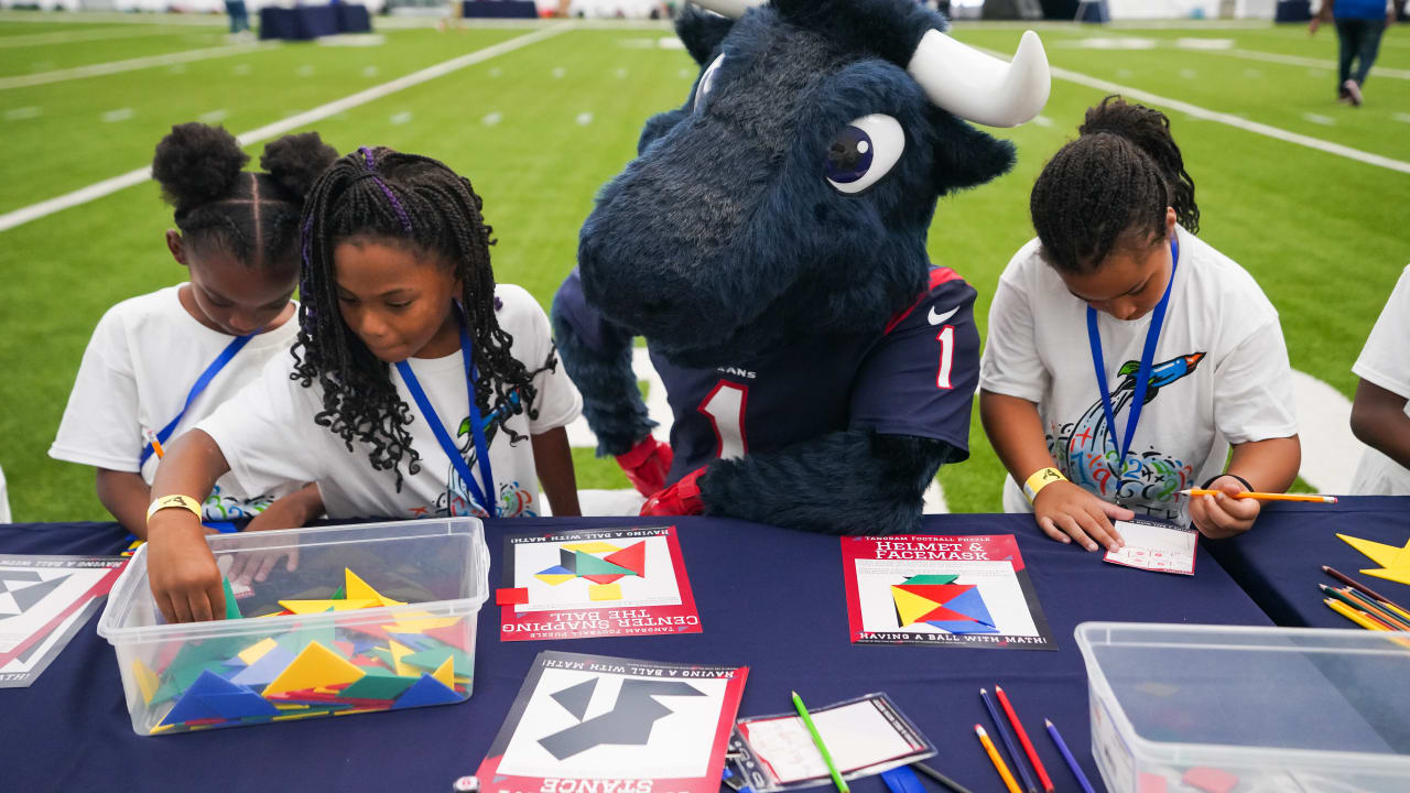 Texans WR Nico Collins hosts holiday shopping spree