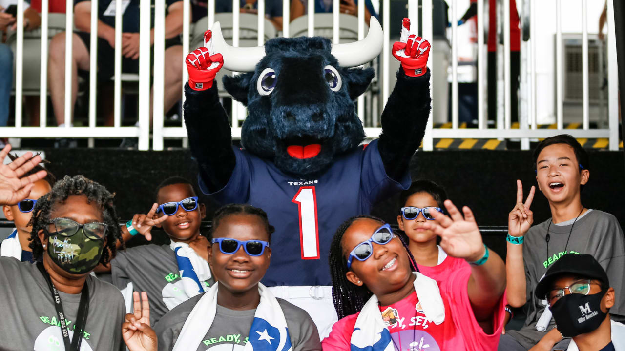 Texans WR Nico Collins hosts holiday shopping spree