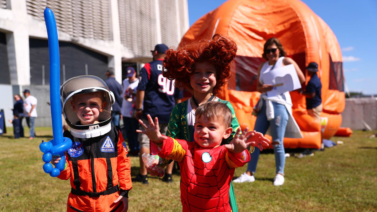 Video NFL Stars Visit Children's Hospital in Halloween Costumes