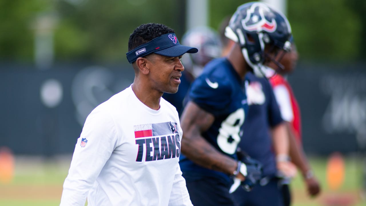 Wide Receivers Coach Robert Prince on the Team