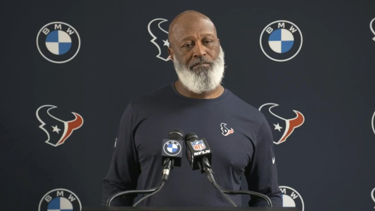 November 3, 2022: Houston Texans head coach Lovie Smith talks with