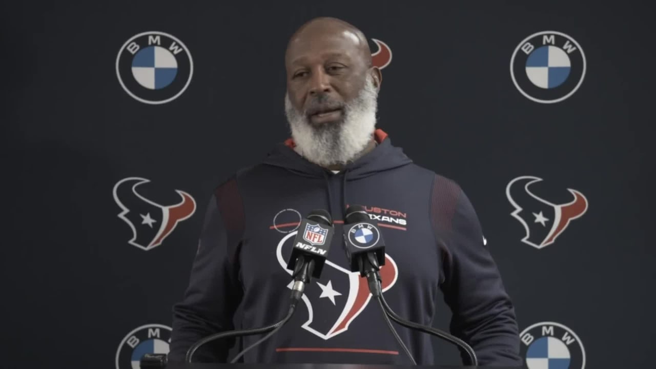 November 3, 2022: Houston Texans head coach Lovie Smith talks with