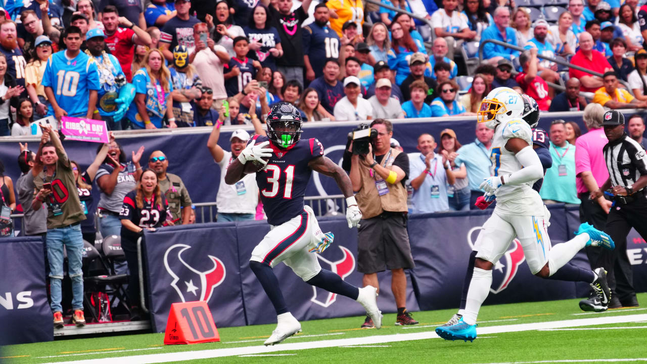 NFL Rookie Watch on X: Dameon Pierce broke out against the Chargers: • 14  carries • 131 yards • 1 TD • 6 targets • 6 receptions The Texans rookie RB  put