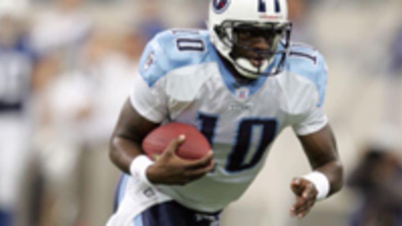 Tennessee Titans running-back LenDale White (25) stiff arms