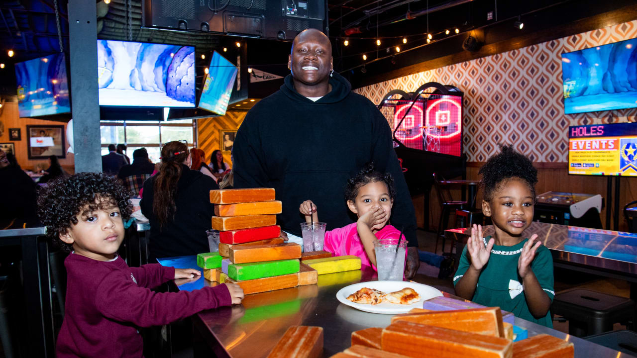 Texans' Laremy Tunsil surprises single mothers, children with meals, games,  gift bags and football tickets: 'I love giving back'