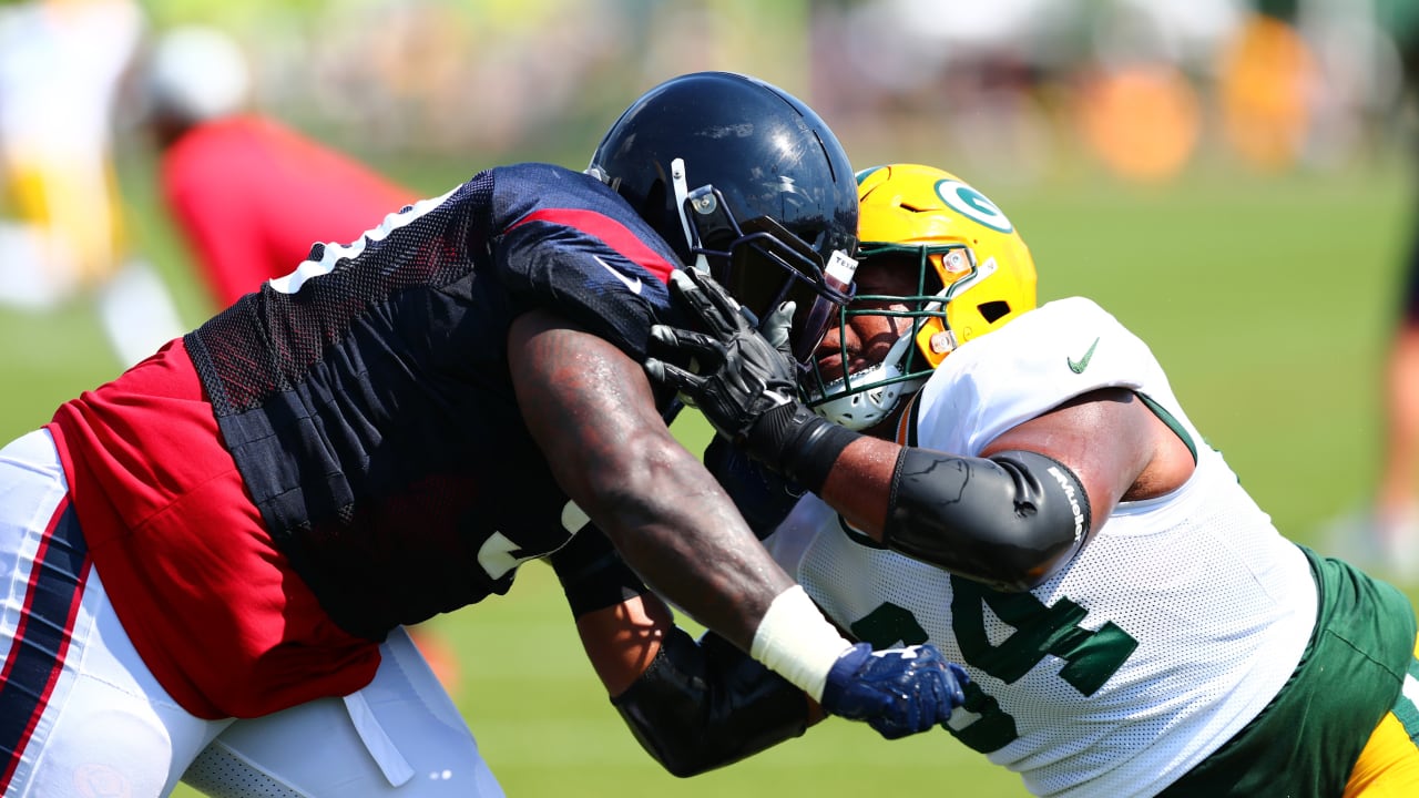 Charles Omenihu cheers on Deshaun Watson against Texans