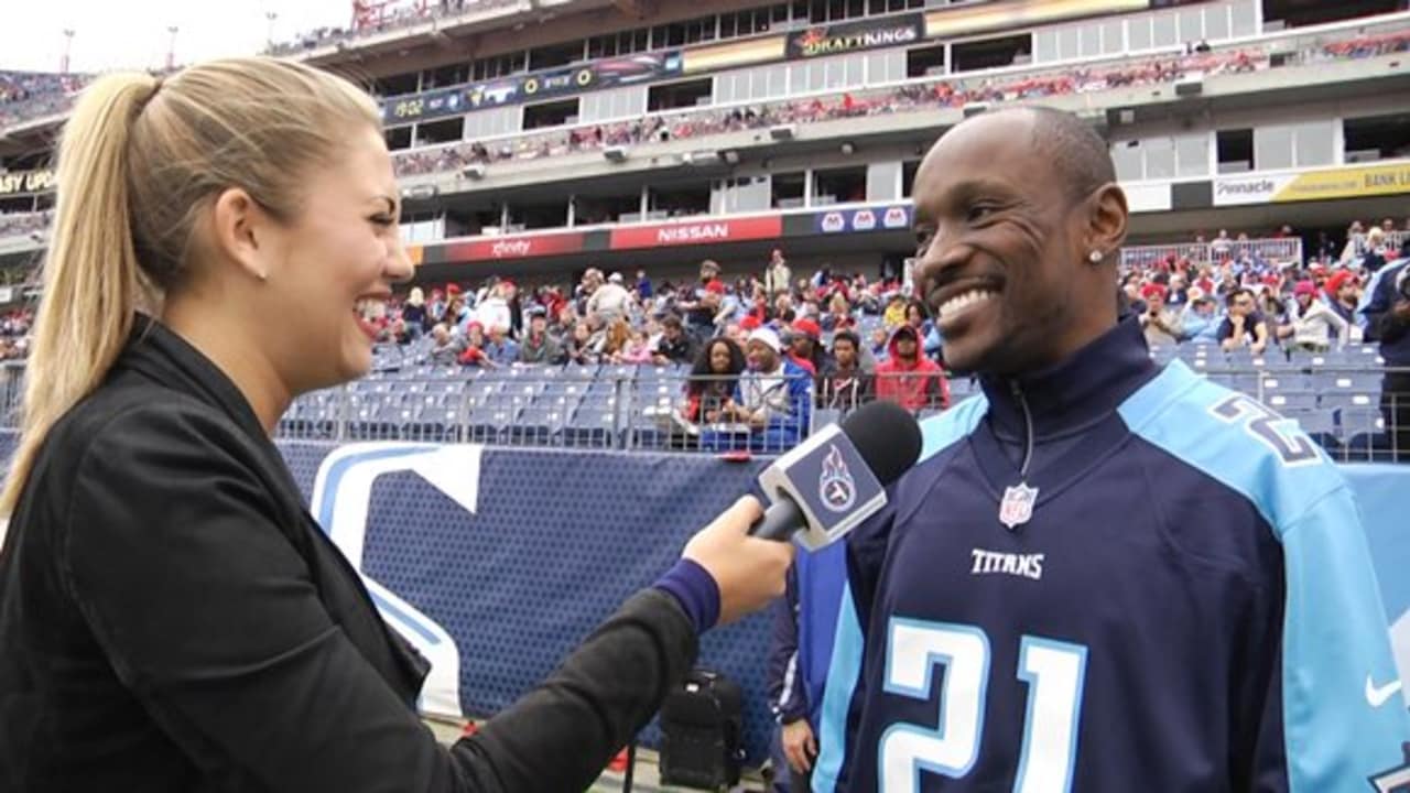 Tennessee Titans Samari Rolle knocks a pass out of the hands of