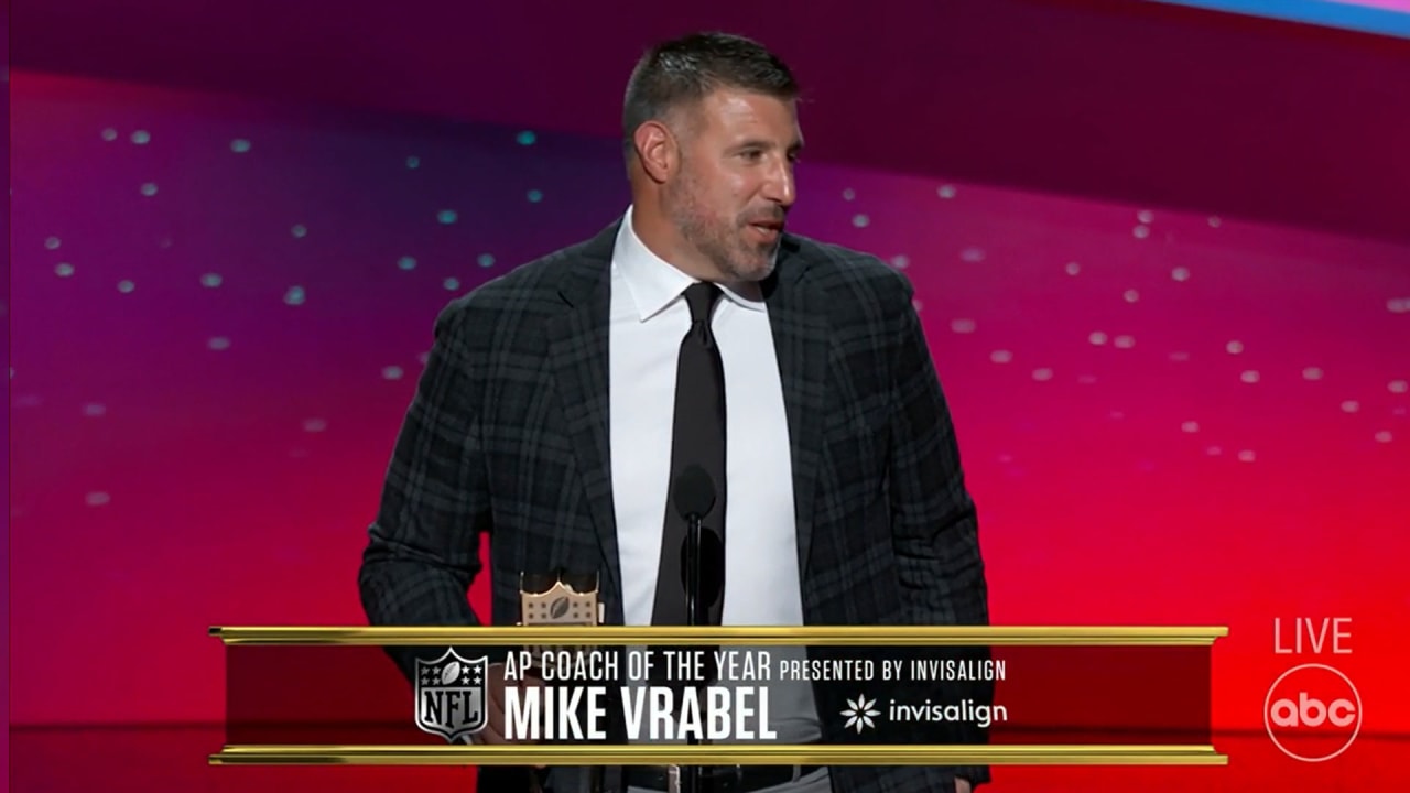 Titans HC Mike Vrabel Named PFWA 2021 NFL Coach of the Year