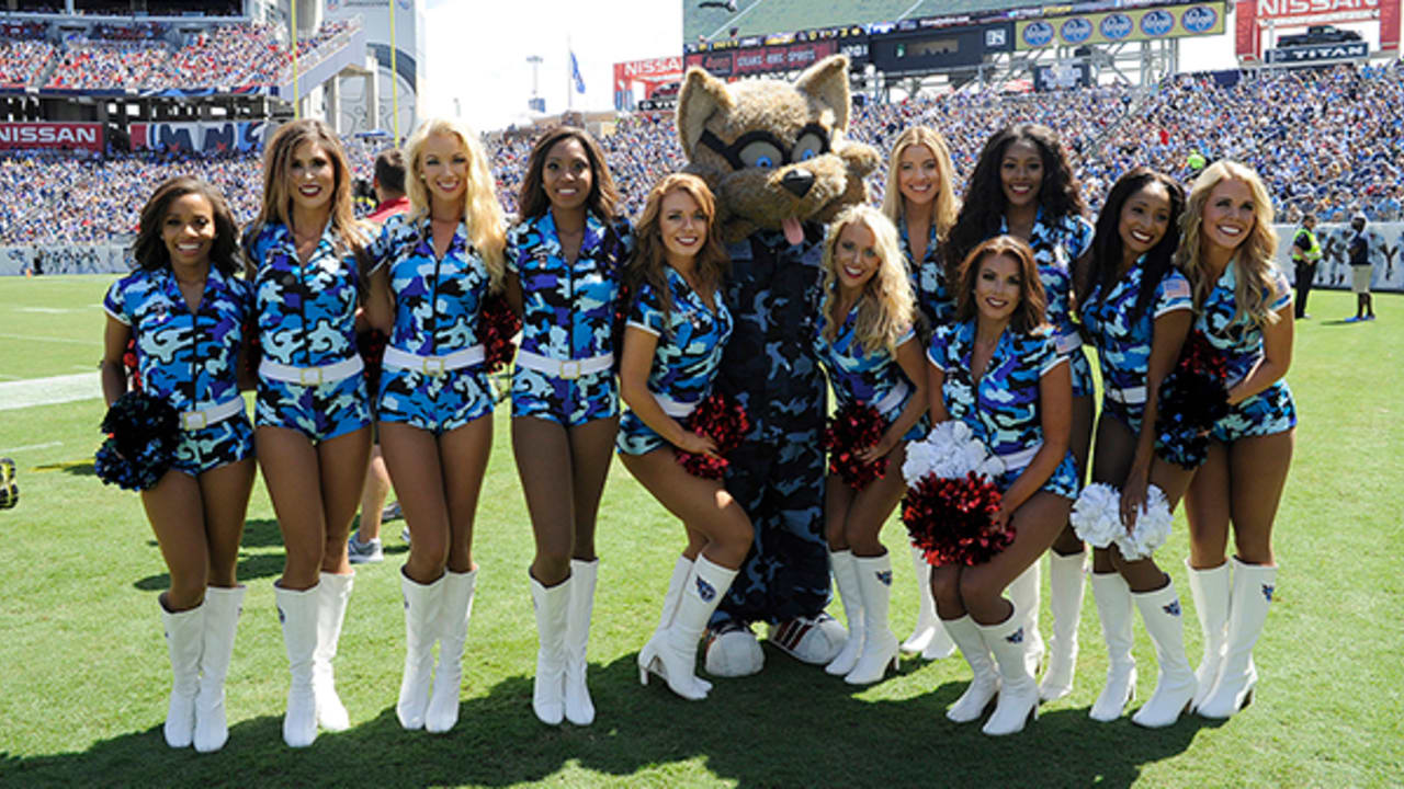 Tennessee Titans - Tennessee Titans Cheerleaders & T-Rac