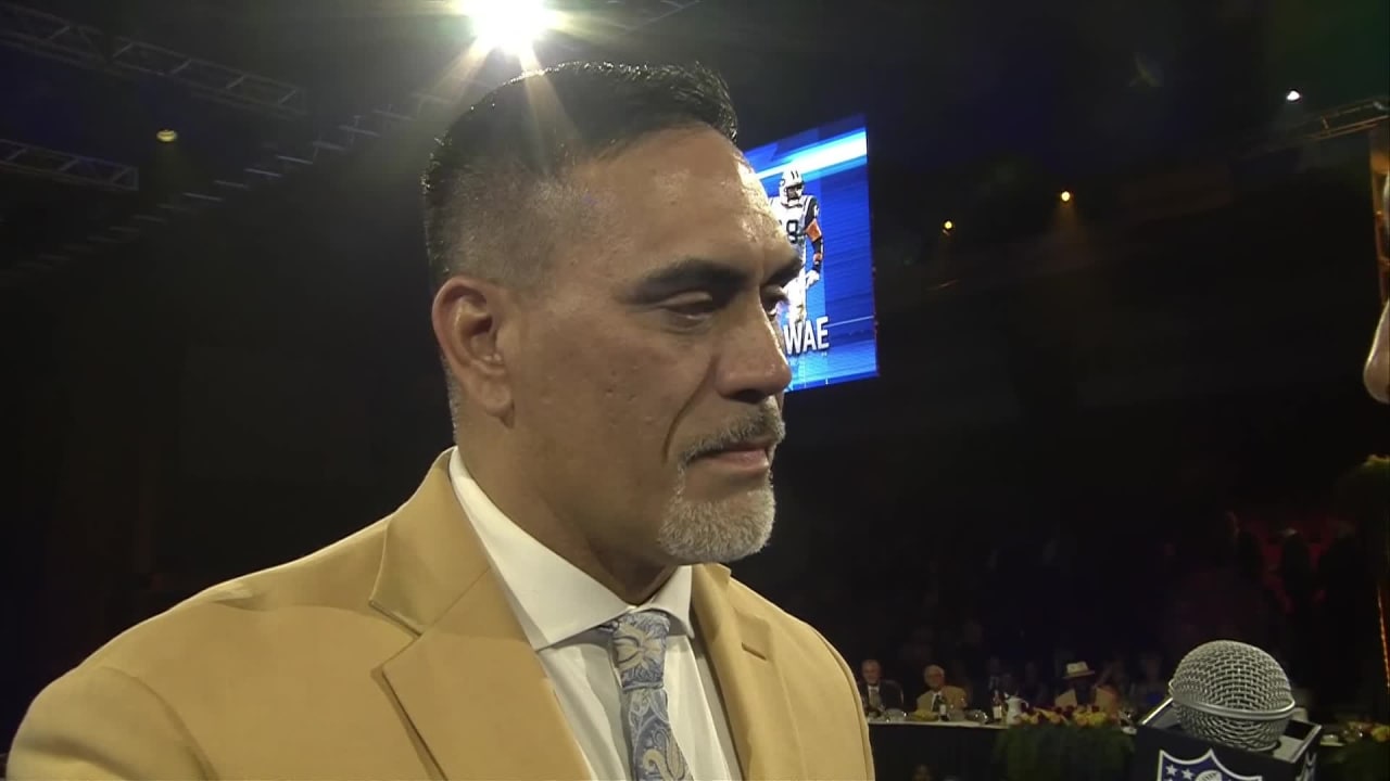 Former Titans Center Kevin Mawae Can't Hold Back Tears as he Receives his Gold Jacket