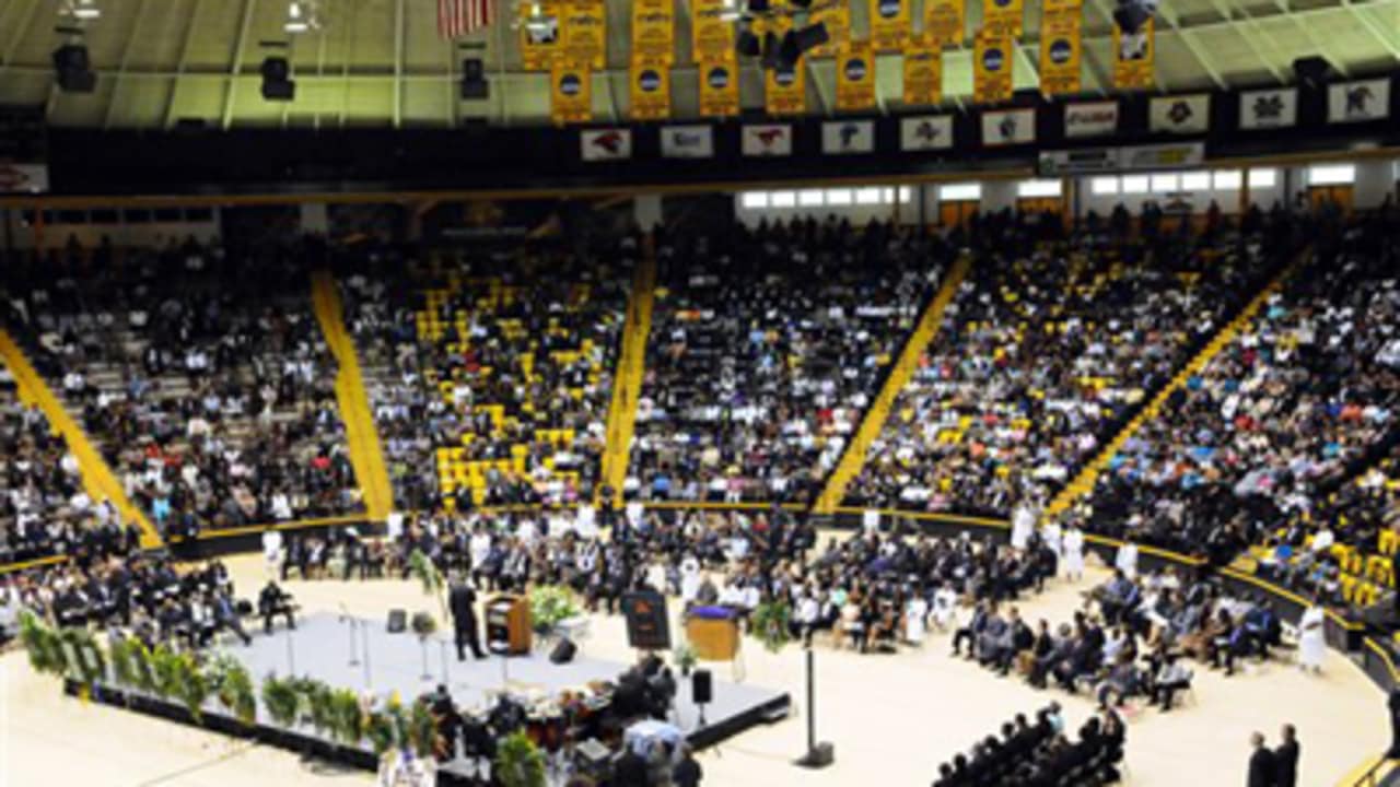 Miss. Remembers Steve McNair at Funeral - CBS News