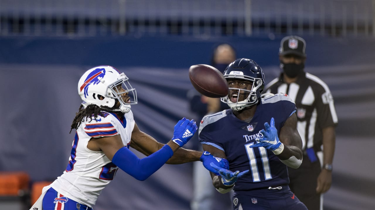 Derrick Henry tosses Josh Norman down during Bills-Titans game