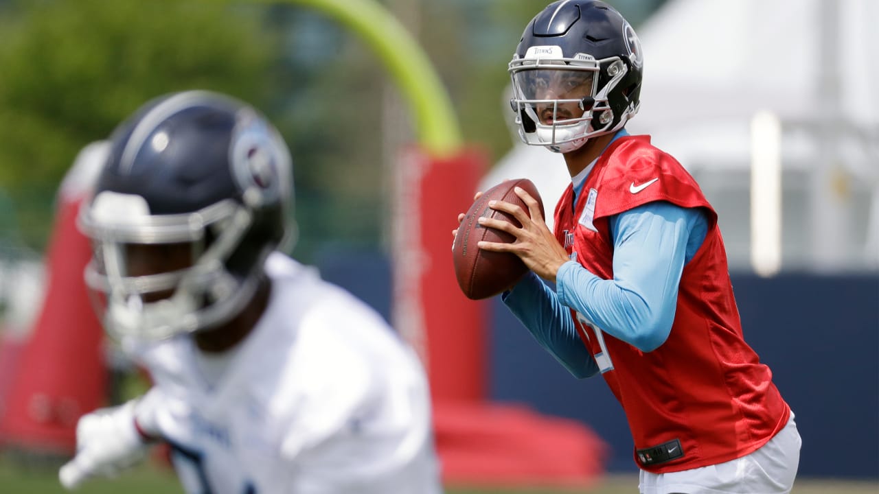 Titans' Marcus Mariota working out with several teammates in California