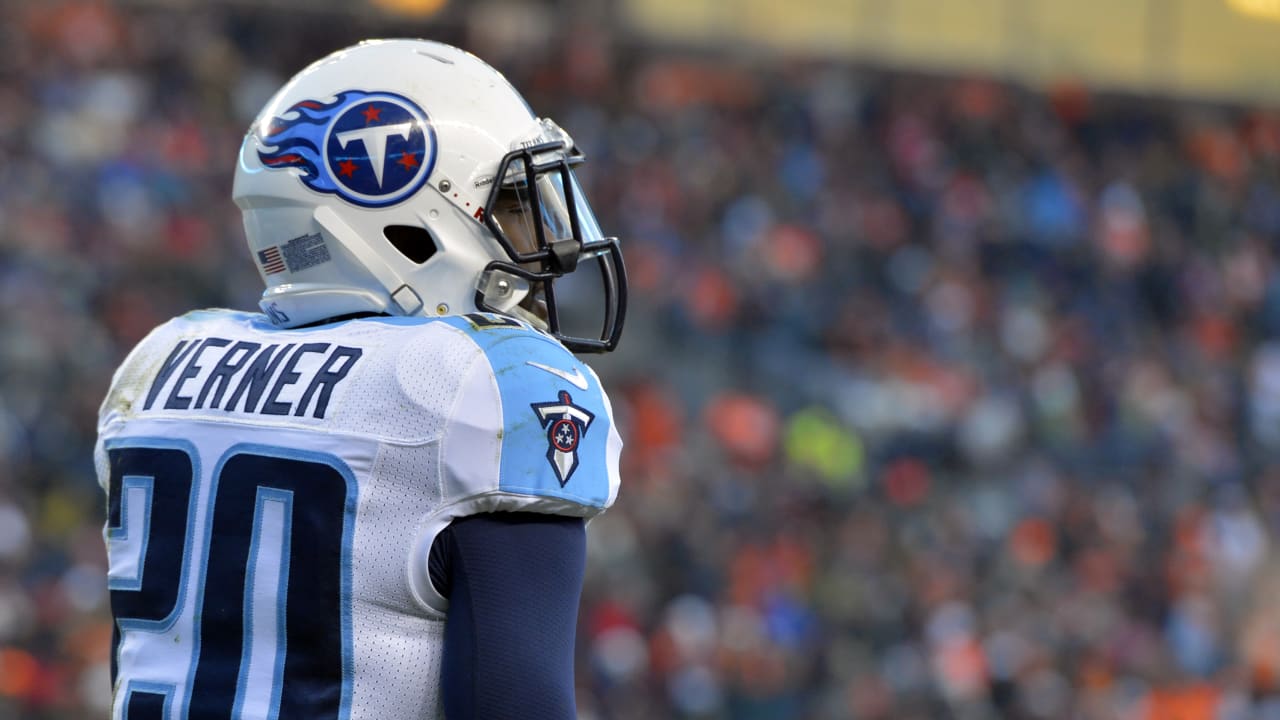 Tennessee Titans running back Dexter McCluster (22) tries to break