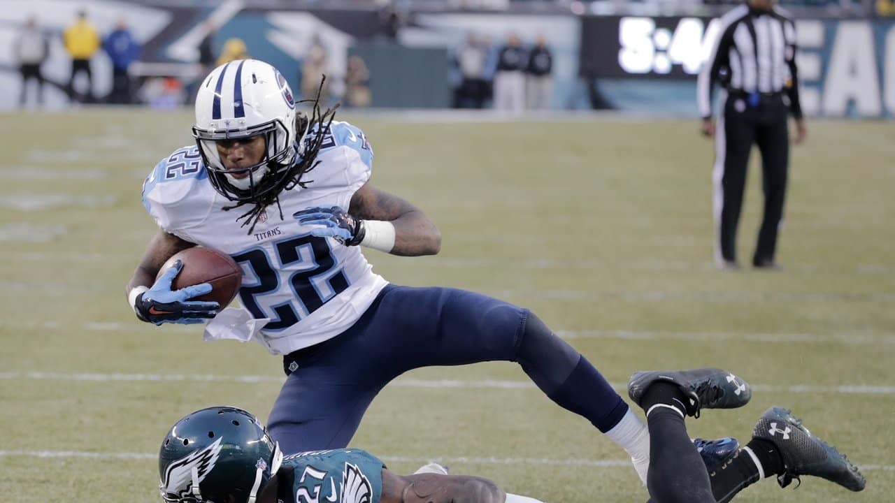 Titans Dexter McCluster dives for a 25-yard touchdown