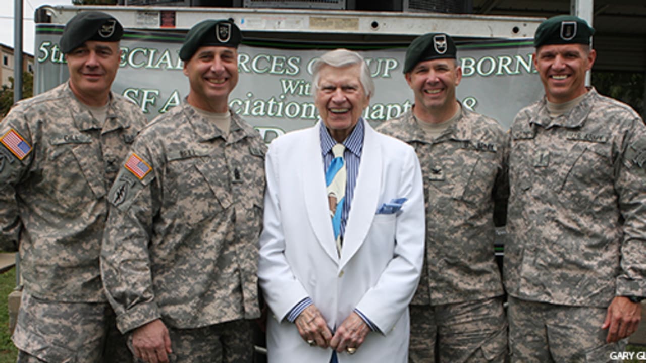 Mike Vrabel and Tennessee Titans Honor Military Service