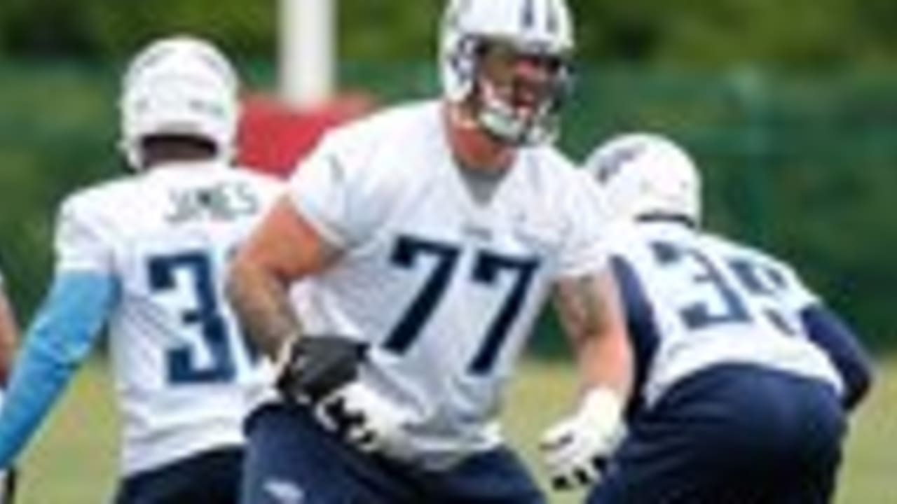 Tennessee Titans tackle Taylor Lewan (77) shakes hands with