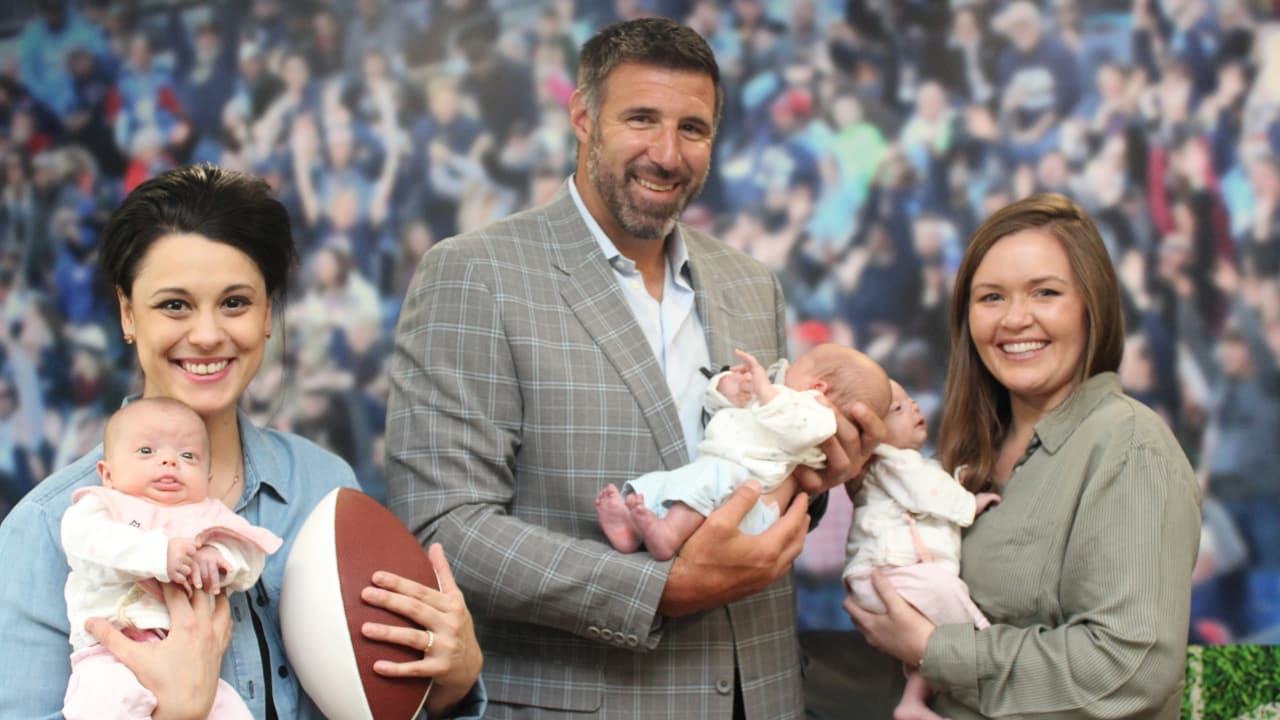 Mike Vrabel đến thăm các gia đình có con nằm trong phòng chăm sóc sơ sinh đặc biệt tại Bệnh viện Saint Thomas Health.