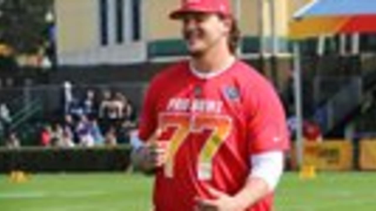 Old Hat in the Bucket Hat: Titans LT Taylor Lewan Enjoying his