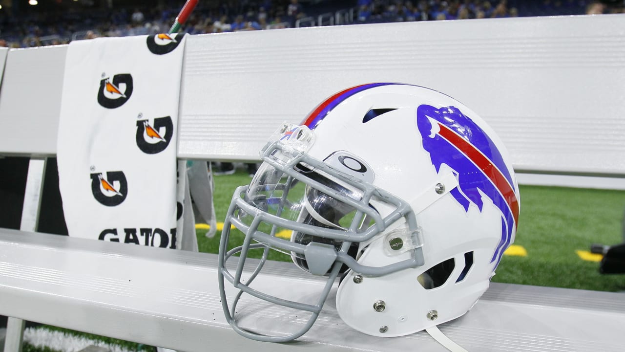 Buffalo Bills at the line of scrimmage against the Kansas City Chiefs  during the first half of an NFL football game in Orchard Park, N.Y.,  Sunday, Sept. 16, 2012. (AP Photo/Bill Wippert